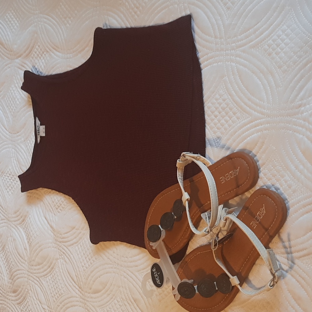 New white sandals size 7 with sleeveless Urban Hertigage tank top size M…